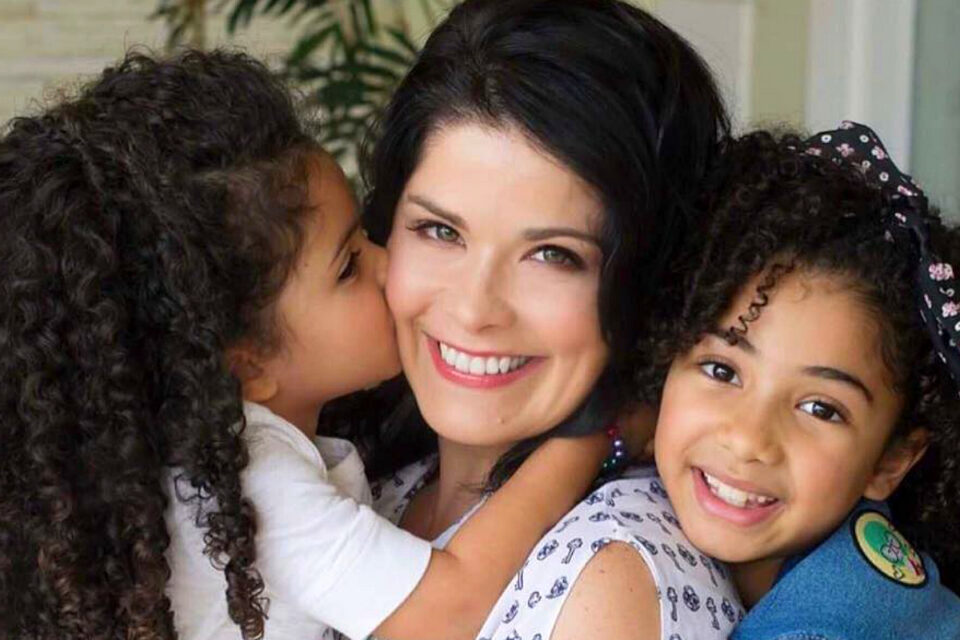 Atriz diz que seu objetivo é promover uma reflexão entre os brancos. Samara Felippo expõe mensagens racistas direcionadas às filhas