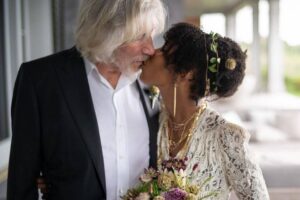 Músico publicou fotos da união com Kamilah Chavis nas redes sociais. Roger Waters, do Pink Floyd, se casa pela quinta vez