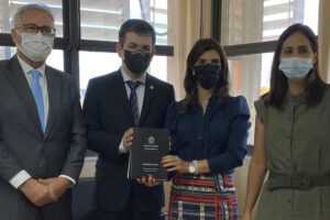 Calheiros e Randolfe entregam relatório da CPI ao MPF, nesta quinta