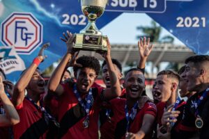 Jogadores do Atlético-GO levantam o troféu de campeão sub-15