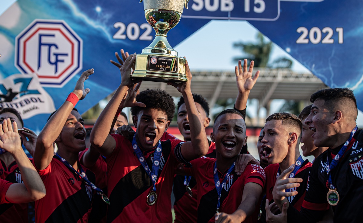 Jogadores do Atlético-GO levantam o troféu de campeão sub-15
