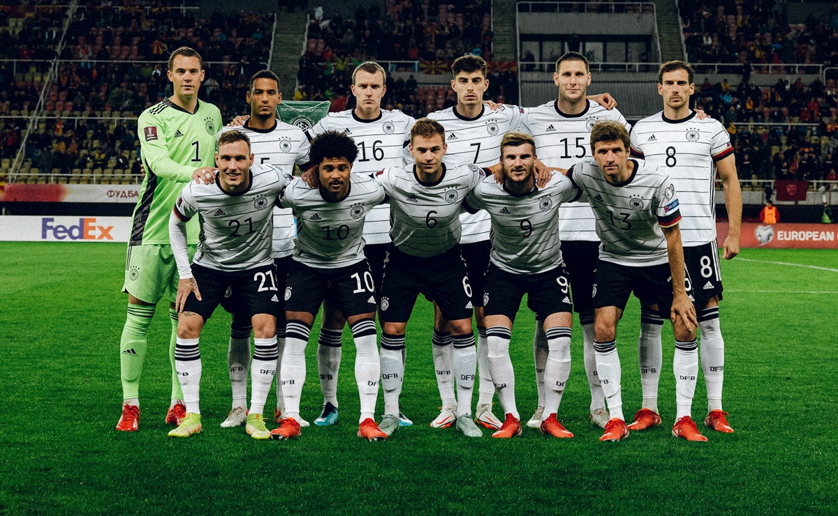 Seleção alemã perfilada antes do duelo contra a Macedônia