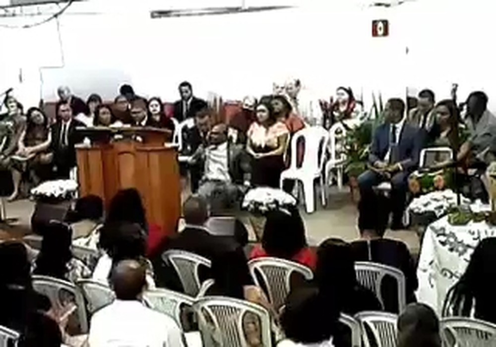 Vídeo mostra momento em que pastor tem AVC durante culto