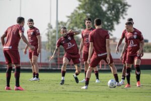 Jogadores do Atlético-GO em treinamento