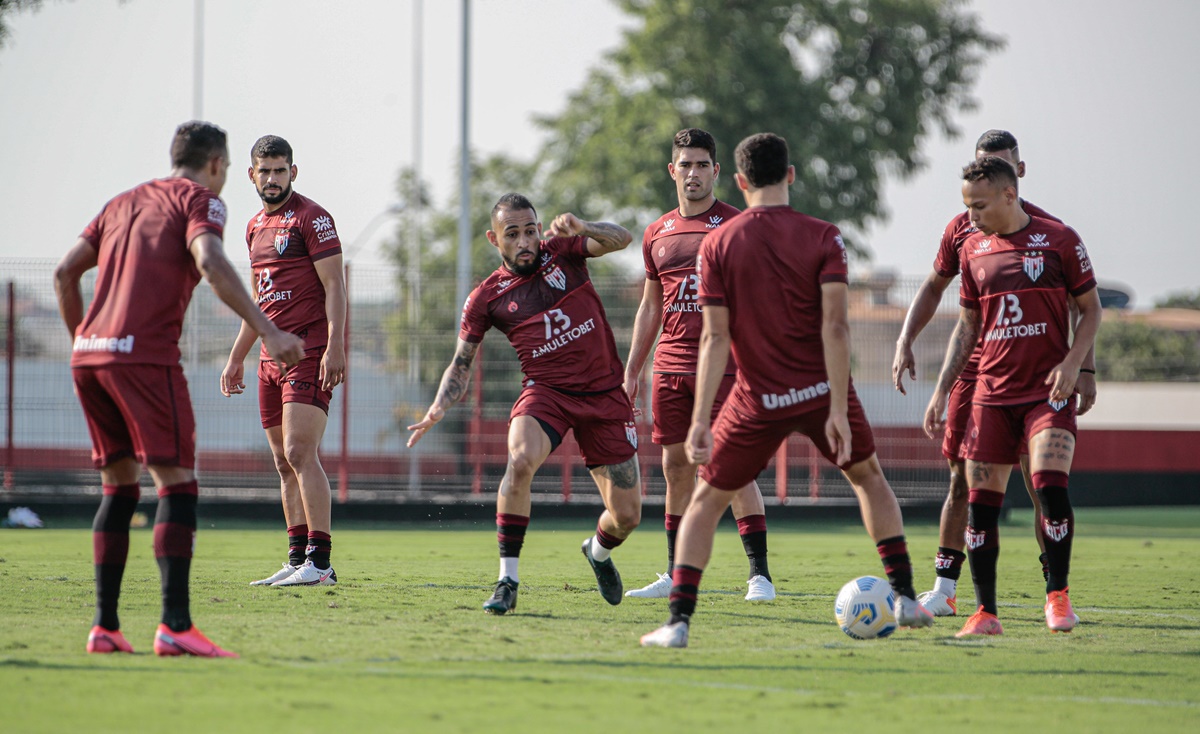 Jogadores do Atlético-GO em treinamento