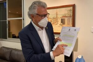 Caiado aponta para trecho grifado do projeto de lei