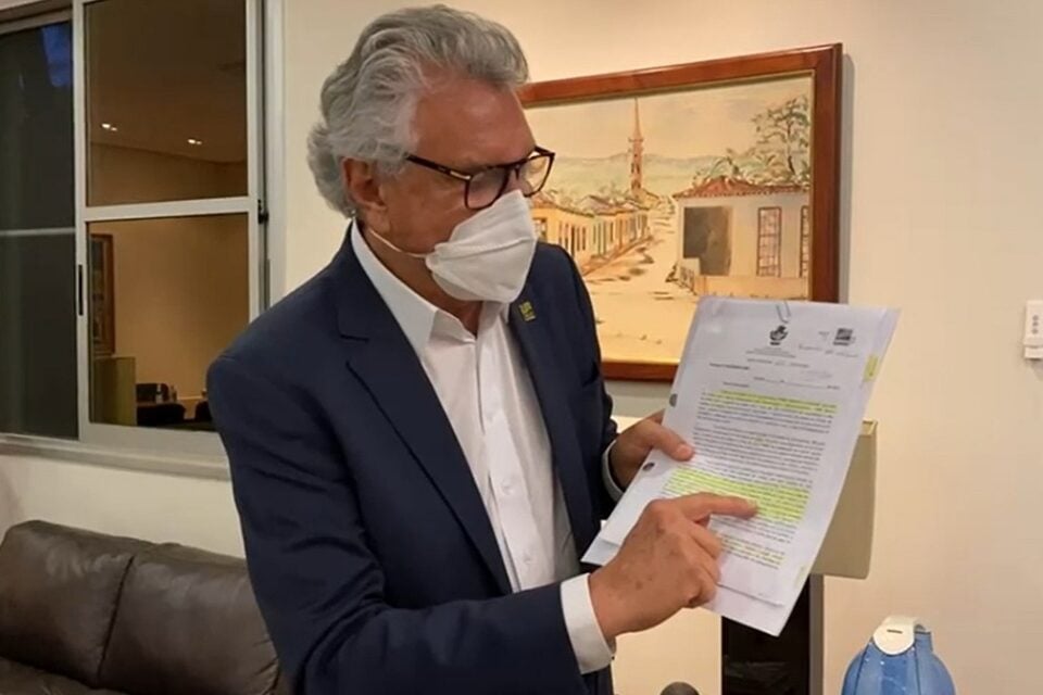 Caiado aponta para trecho grifado do projeto de lei