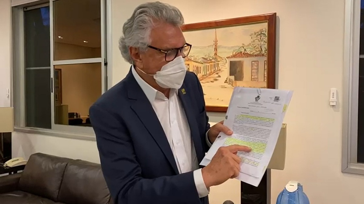 Caiado aponta para trecho grifado do projeto de lei