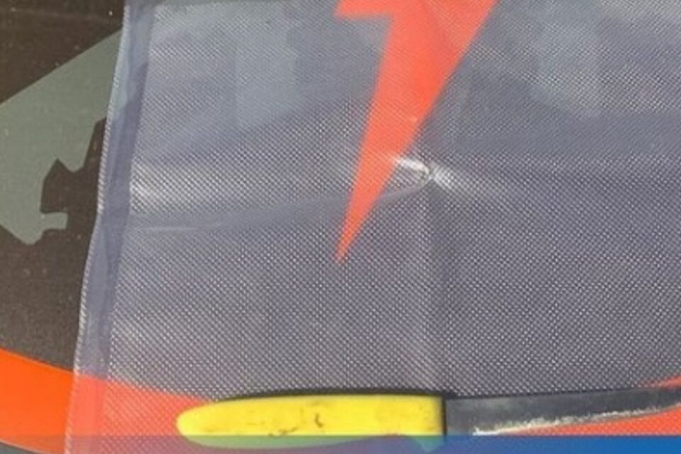 Faca utilizada no crime em um saco plástico