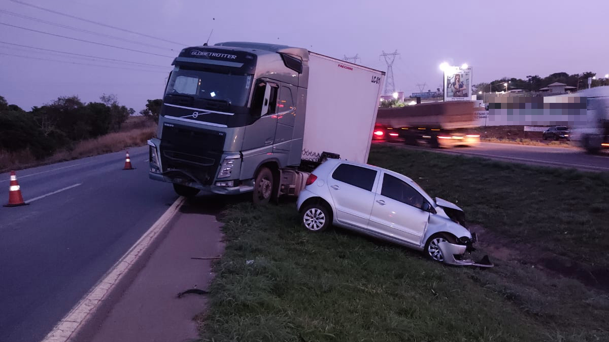 Mulher morre em acidente entre carro e carreta na BR-153, em Hidrolândia