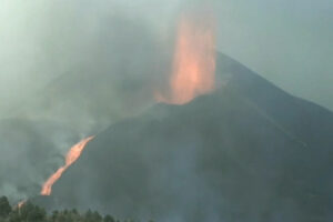 Fim de erupção de vulcão em ilha La Palma não está próximo