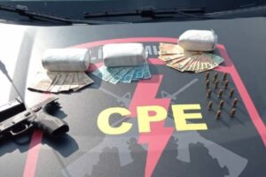 Dinheiro e arma que foram apreendidas em um dos confrontos