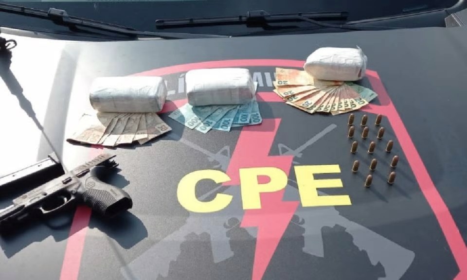 Dinheiro e arma que foram apreendidas em um dos confrontos