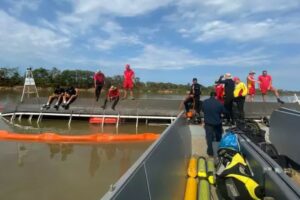 Embarcação que naufragou no Pantanal, e onde estavam cinco goianos de Rio Verde (Foto: Bombeiros)