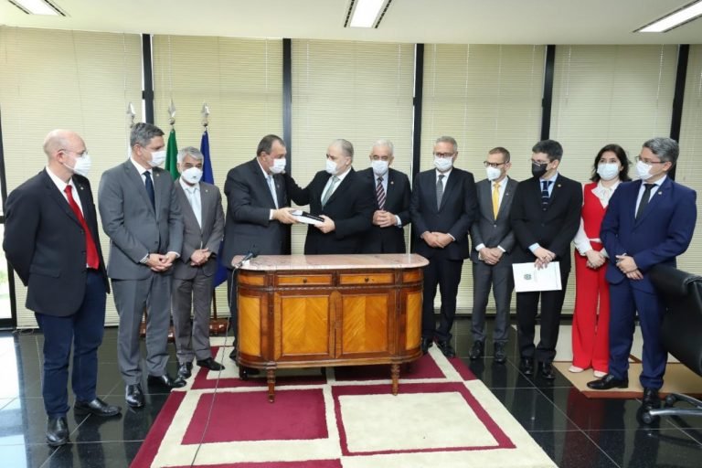 Aras recebe relatório e fala em avanço de investigações com 'agilidade necessária' (Foto: MPF)