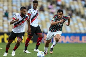 Willian Maranhão disputa bola com Fred