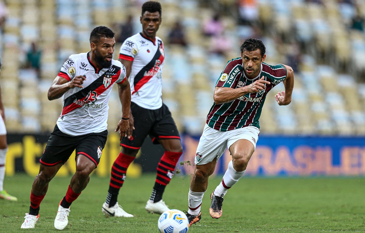 Willian Maranhão disputa bola com Fred