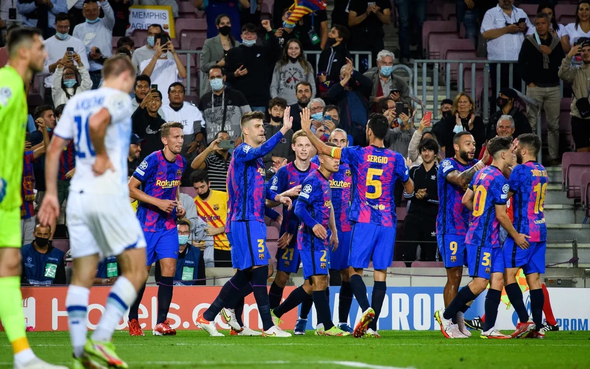Jogadores do Barcelona comemoram gol de Piqué