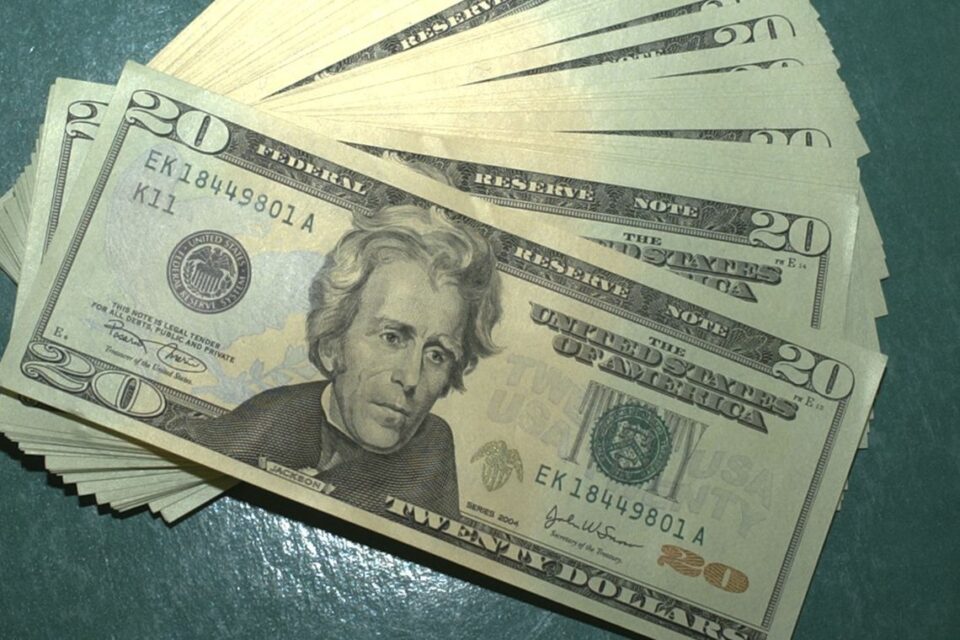 Dólar sobre pelo terceiro dia seguido e chega a R$ 5,712 nesta quarta