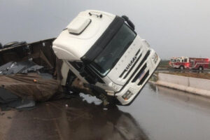 Carreta tomba em cima de viaduto e carga cai sobre pista no DF