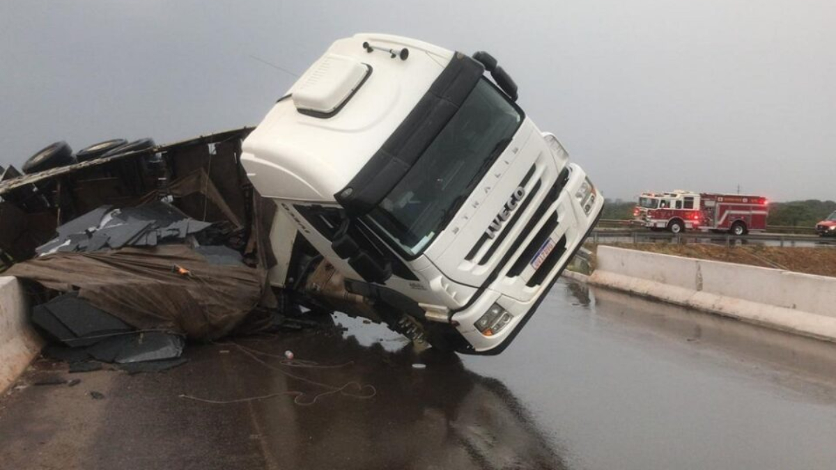 Carreta tomba em cima de viaduto e carga cai sobre pista no DF