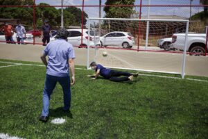 Randolfe participou da inauguração do campo de futebol em Mazagão (AP)