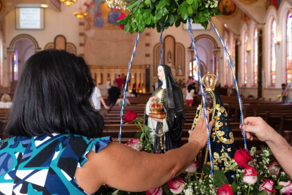 Dia de Nossa Senhora Aparecida é marcado pela emoção dos fiéis e relatos de milagres