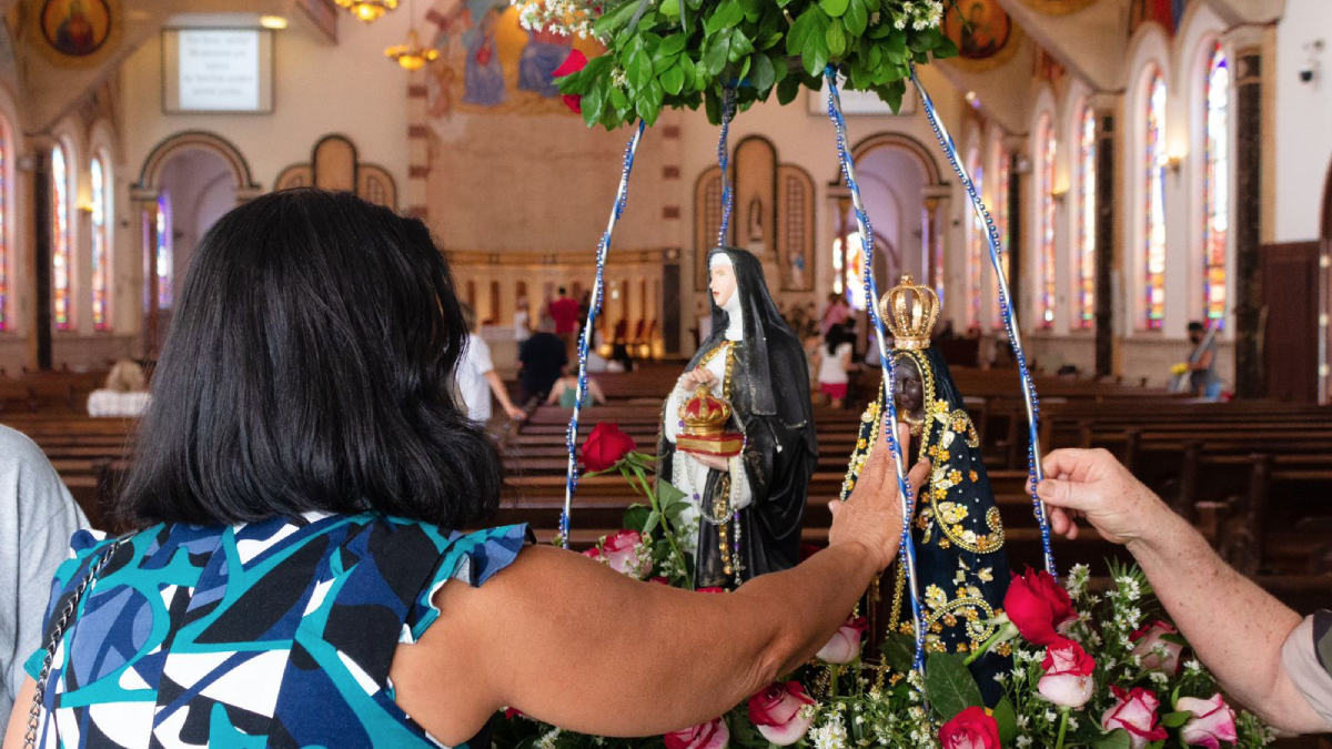Dia de Nossa Senhora Aparecida é marcado pela emoção dos fiéis e relatos de milagres