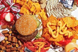 Alimentos ultraprocessados contam com agrotóxicos, apontam estudo