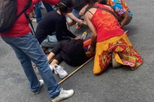 Carro fura bloqueio, atropela e arrasta advogada em ato contra Bolsonaro