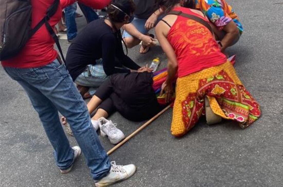 Carro fura bloqueio, atropela e arrasta advogada em ato contra Bolsonaro