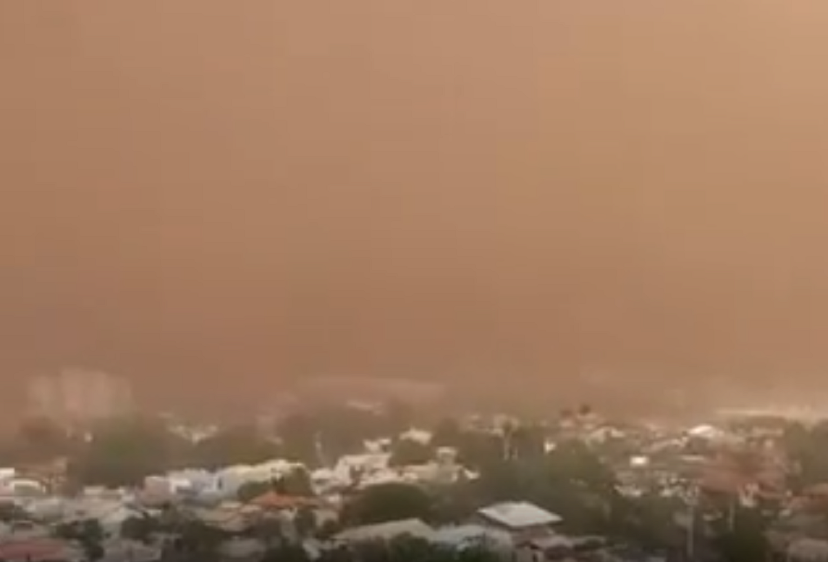 Tempestade de areia escurece o céu de Campo Grande