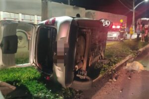 Carro tombado no meio do canteiro central em Catalão