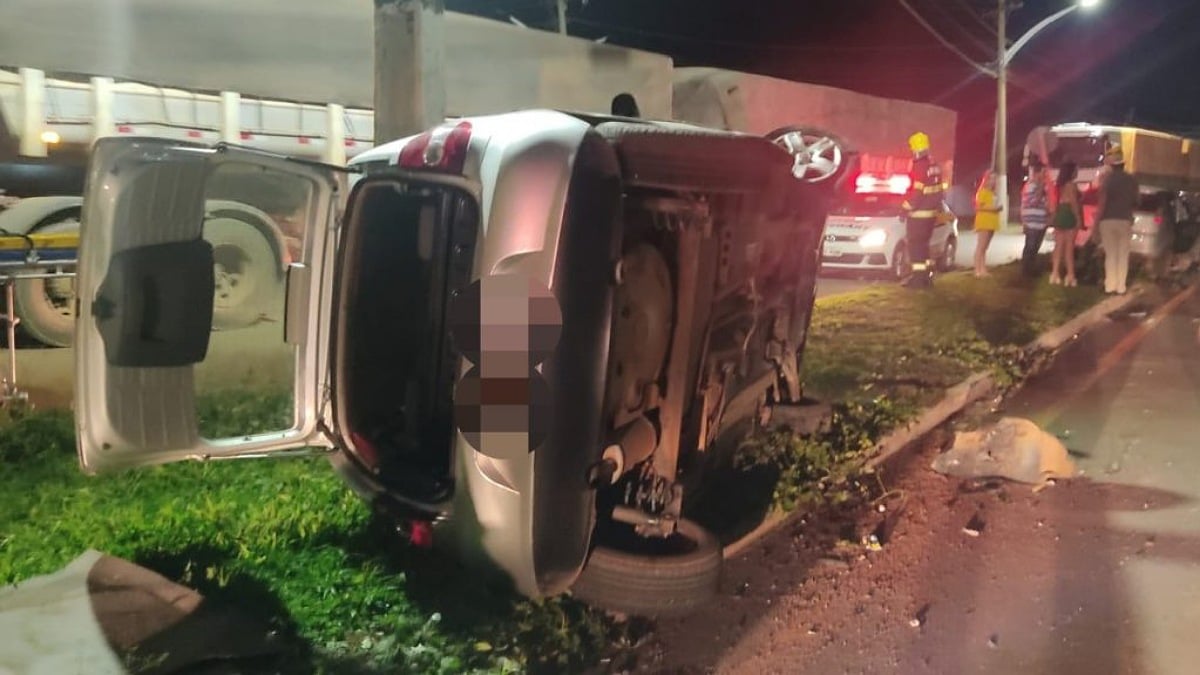 Carro tombado no meio do canteiro central em Catalão