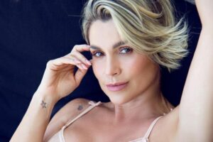 Flávia Alessandra Egito "No rio mais extenso do mundo, só nós dois", escreveu a esposa de Otaviano Costa. Flávia Alessandra posa com maiô em barco no Egito foto