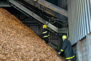 Indústria pega fogo após ser atingida por raio, em Rialma