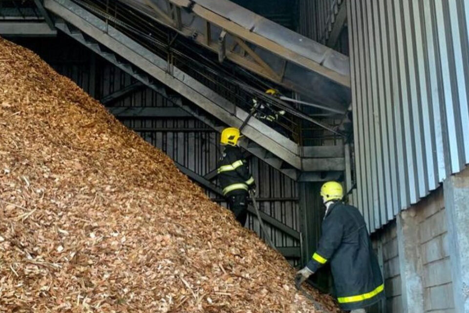 Indústria pega fogo após ser atingida por raio, em Rialma