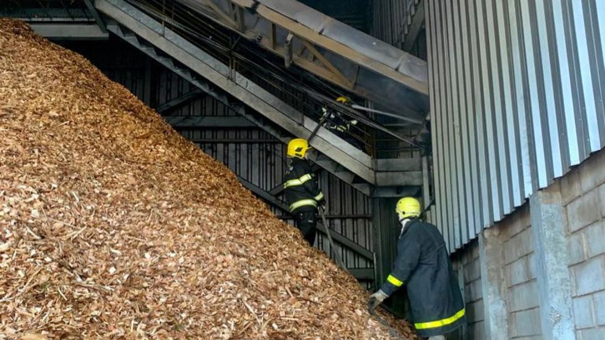 Indústria pega fogo após ser atingida por raio, em Rialma