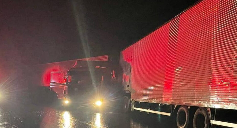 Caminheiro morre após colisão entre duas carretas em Uruaçu, na BR-153