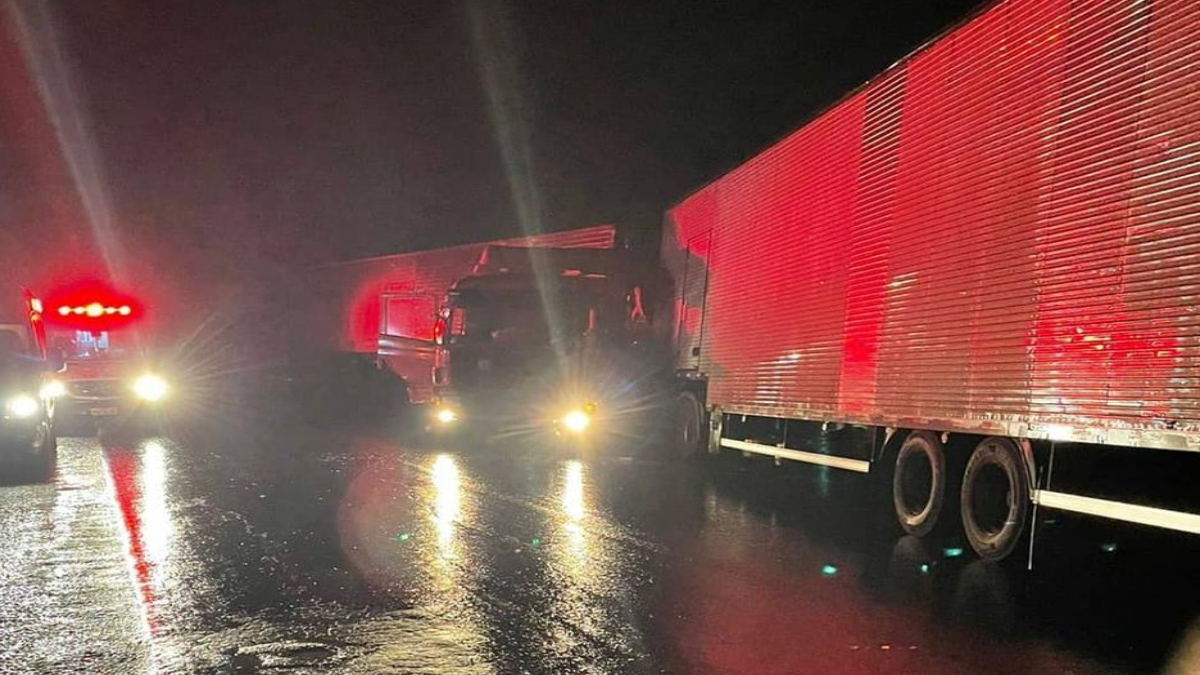Caminheiro morre após colisão entre duas carretas em Uruaçu, na BR-153