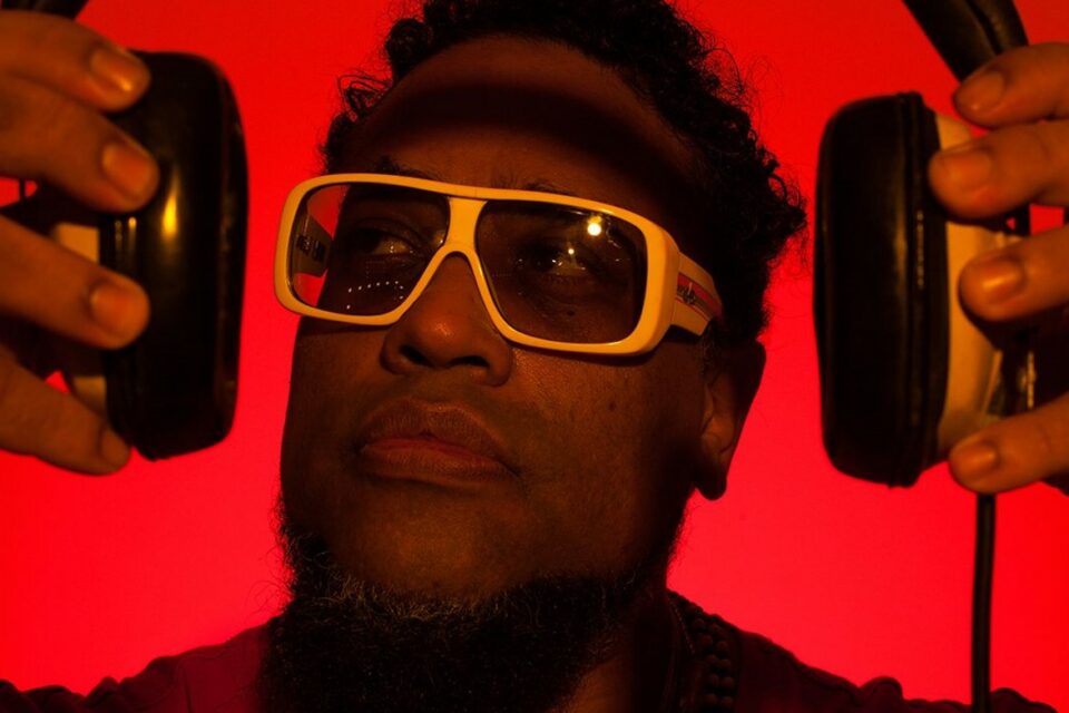 Rapper BNegão se apresenta em Goiânia nesta quinta-feira (21/10)