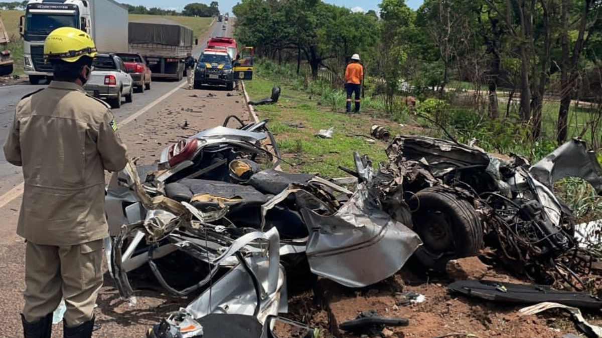 Acidente entre carro e carreta deixa motorista em estado gravíssimo na BR-153, em Uruaçu