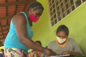 Professora Edelnice ensina adulto a ler e a escrever