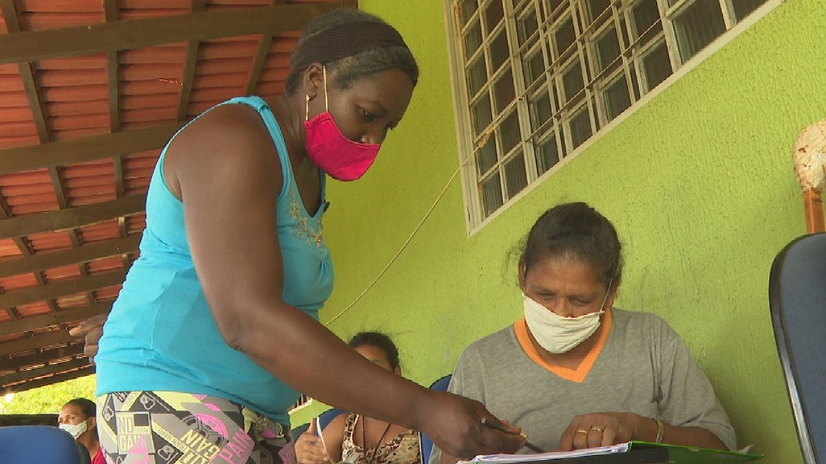 Professora Edelnice ensina adulto a ler e a escrever