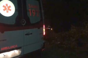 Ambulância do Samu e o veículo ao fundo