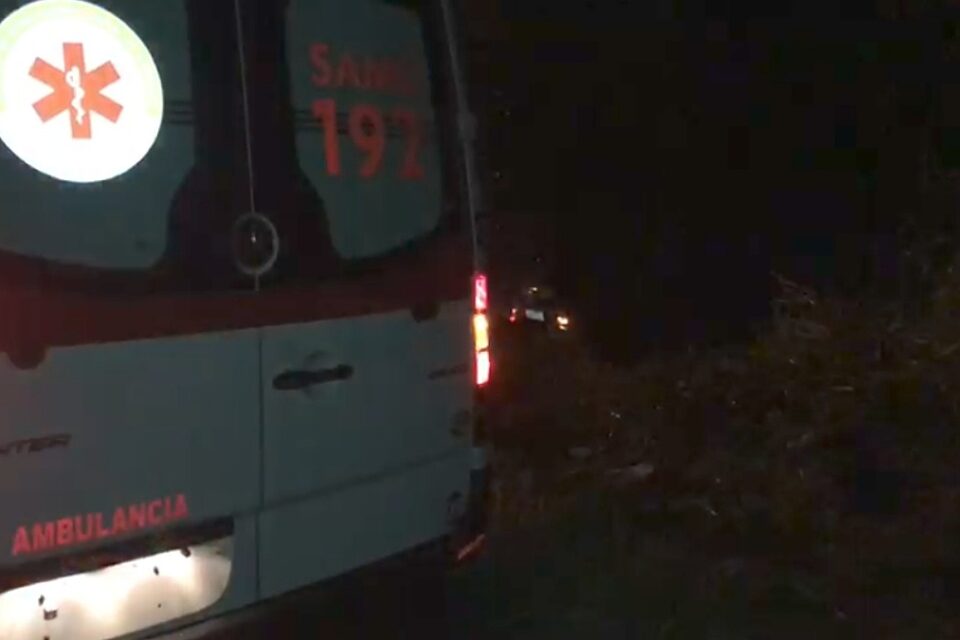Ambulância do Samu e o veículo ao fundo
