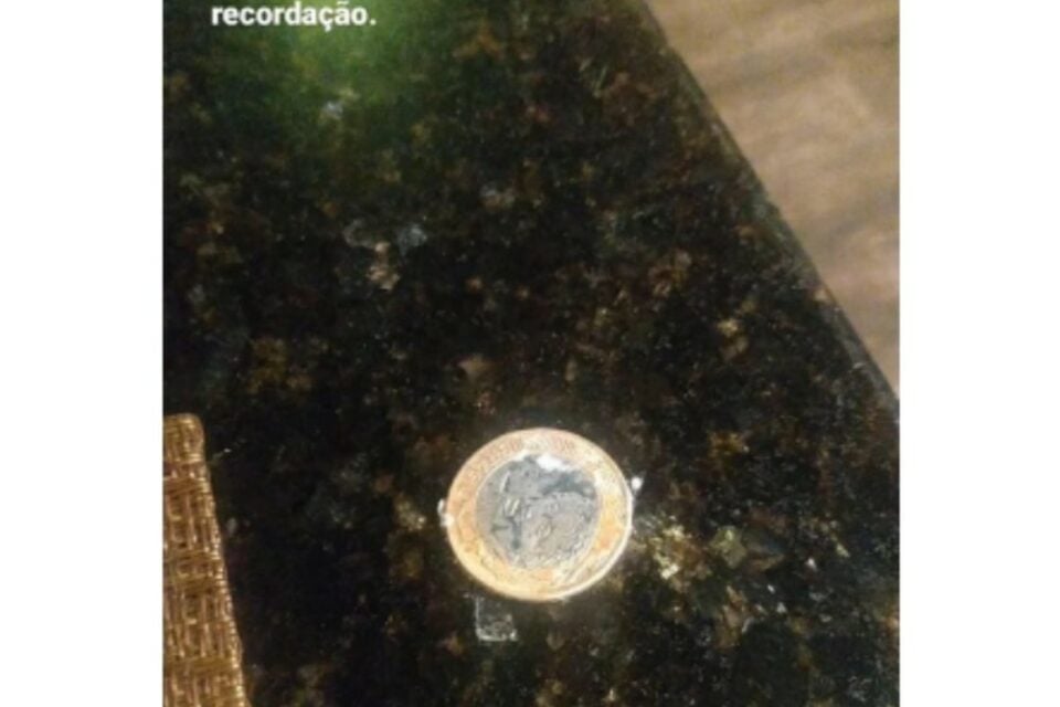 Baiano encontra moeda de R$ 1 dentro de bolinho de acarajé em praia de Salvador (Foto: Arquivo Pessoal)