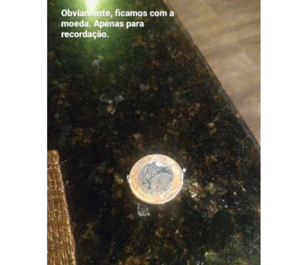 Baiano encontra moeda de R$ 1 dentro de bolinho de acarajé em praia de Salvador (Foto: Arquivo Pessoal)