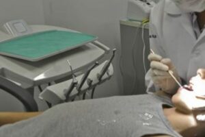 Dentista de Goiás é condenada a indenizar mulher após implantar dente embaixo da língua