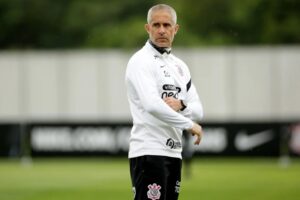 Sylvinho no treino do Corinthians